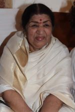 Lata Mangeshkar at Lata Mangeshkar_s birthday concert in Shanmukhanand Hall on 28th Sept 2011 (56).JPG